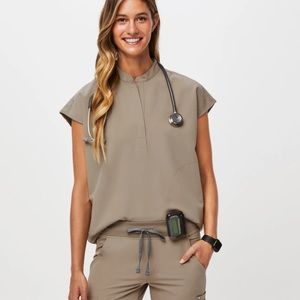 Barely worn Figs top